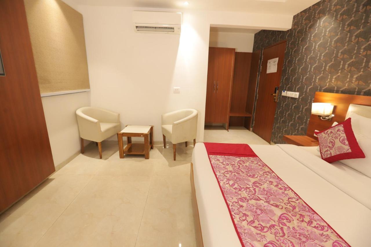Nh Skye Suites Nuova Delhi Esterno foto