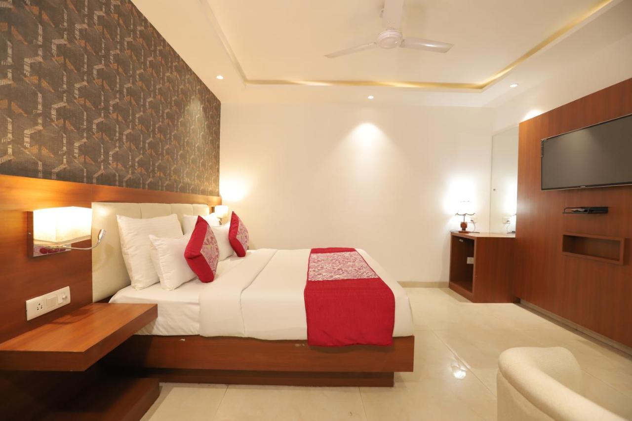Nh Skye Suites Nuova Delhi Esterno foto