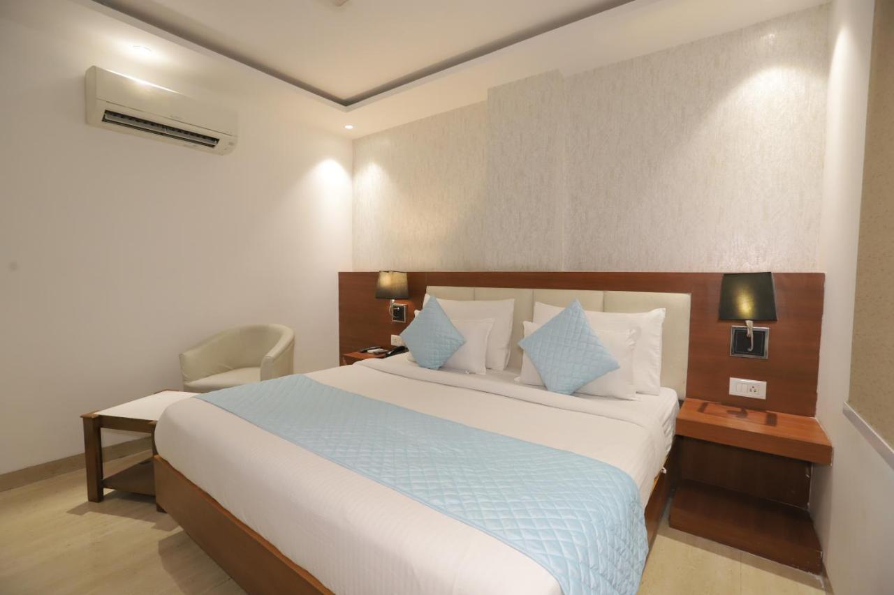 Nh Skye Suites Nuova Delhi Esterno foto