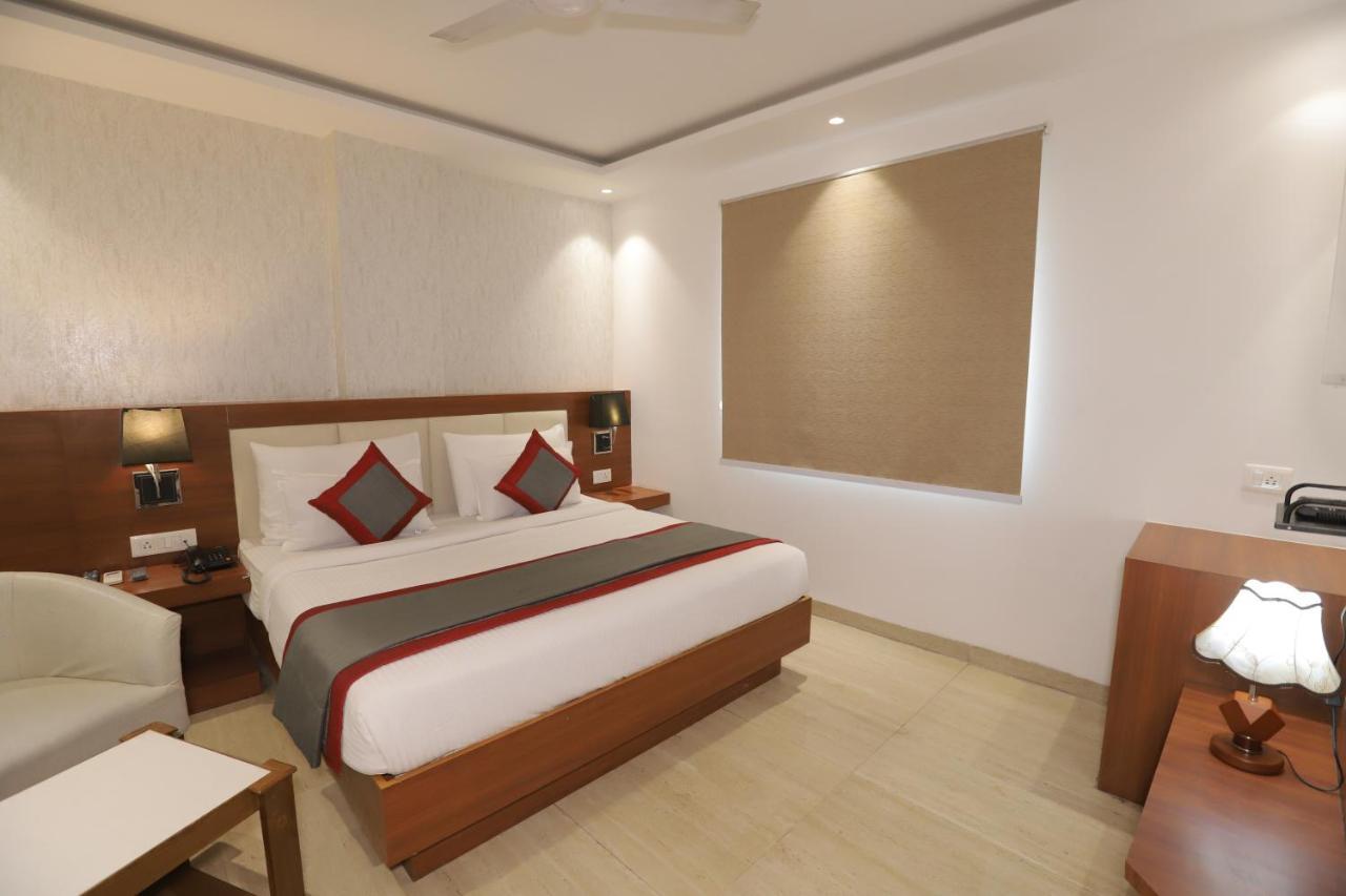 Nh Skye Suites Nuova Delhi Esterno foto