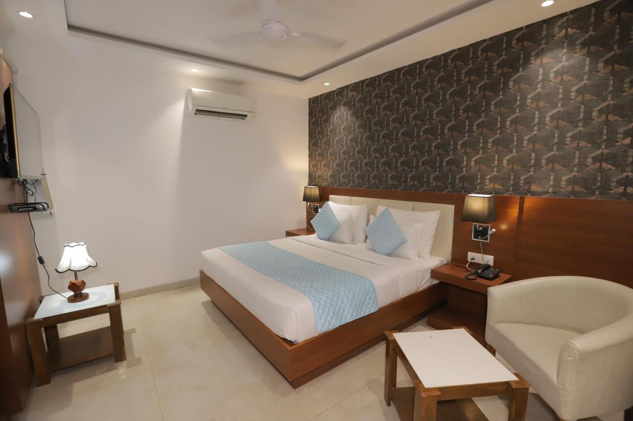 Nh Skye Suites Nuova Delhi Esterno foto