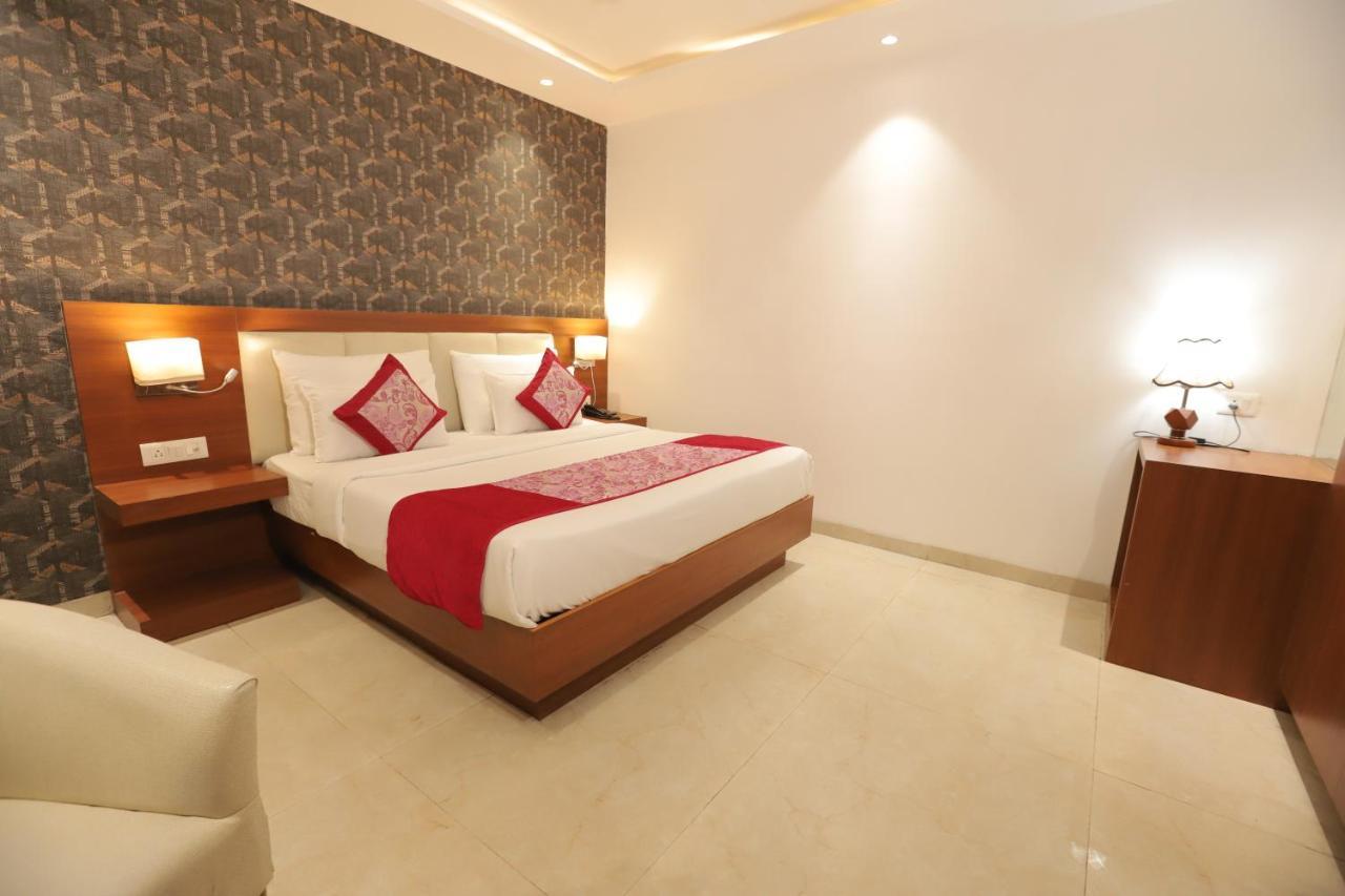 Nh Skye Suites Nuova Delhi Esterno foto